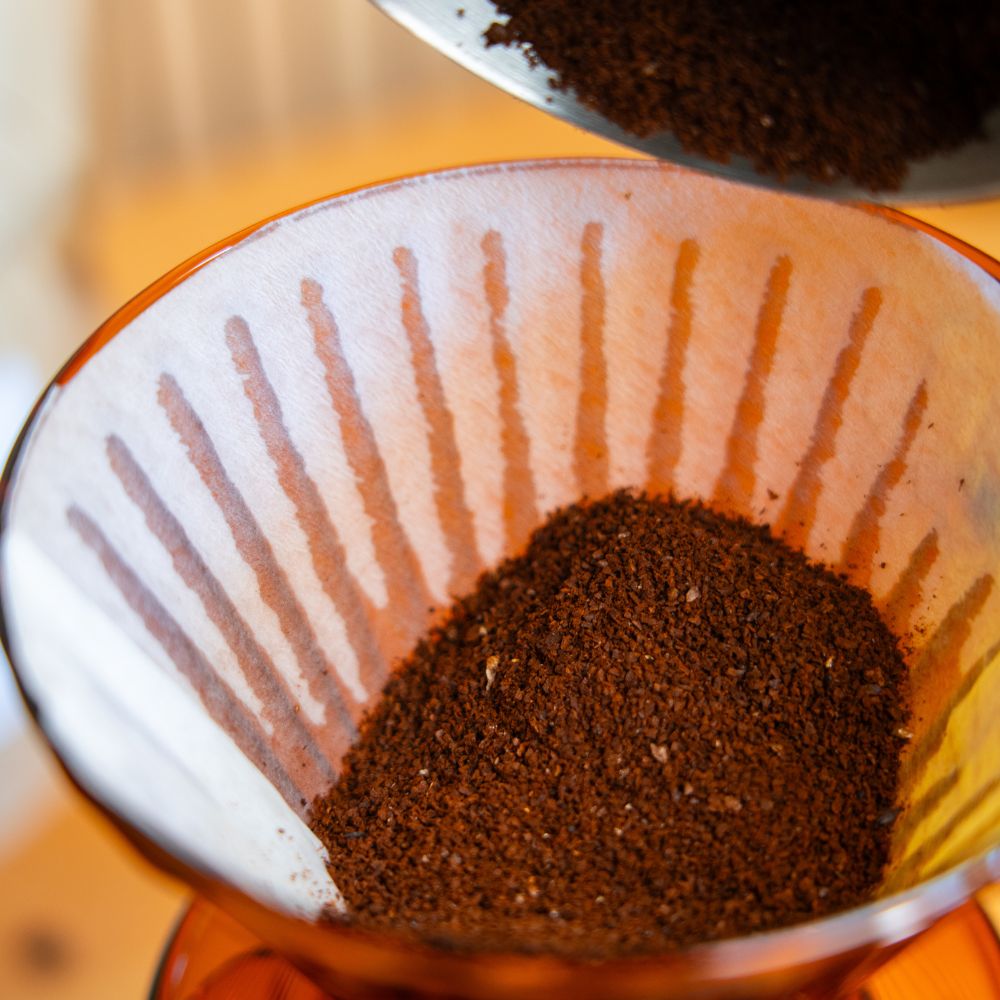 Gemahlener Kaffee wird in einen Filter mit Papierfilter gegeben