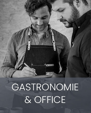 Gastronomie & Office schwarz-weiß Bild: zwei Männer stehen zusammen, einer notiert etwas auf seinem Klemmbrett, die Hälfte des Bildes ist blau hinterlegt mit der Aufschrift Gastronomie & Office