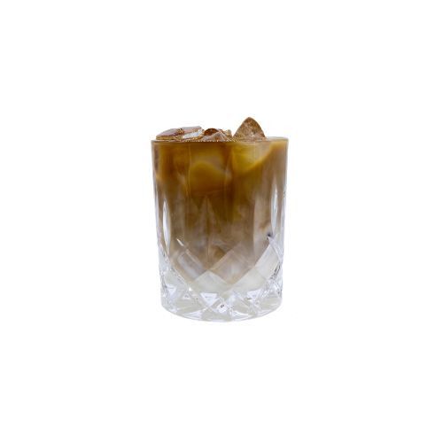 Cold Brew Hafer im Glas mit Eiswürfeln, cremig mit Hafermilch verlaufend