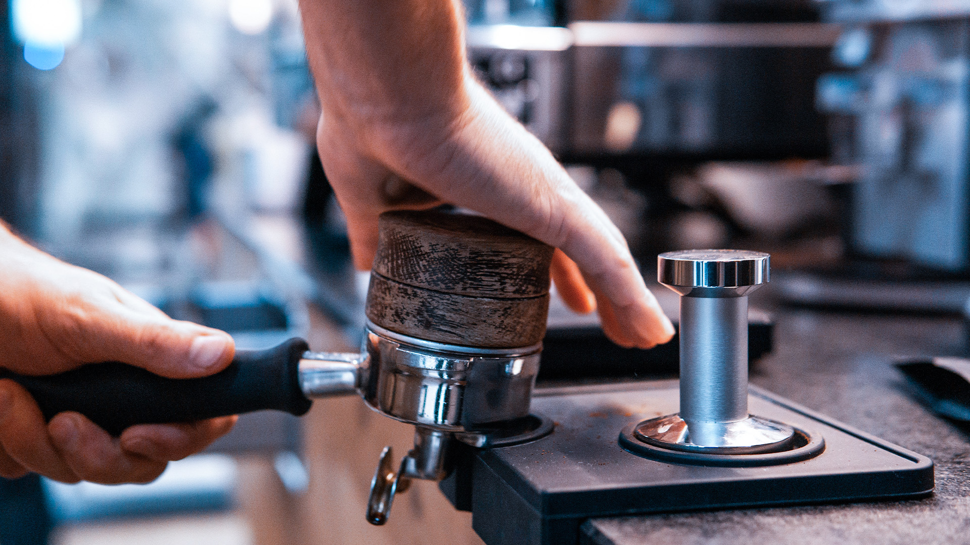 Barista-Zubehör im Einsatz an einer Siebträgermaschine für die perfekte Kaffeezubereitung.