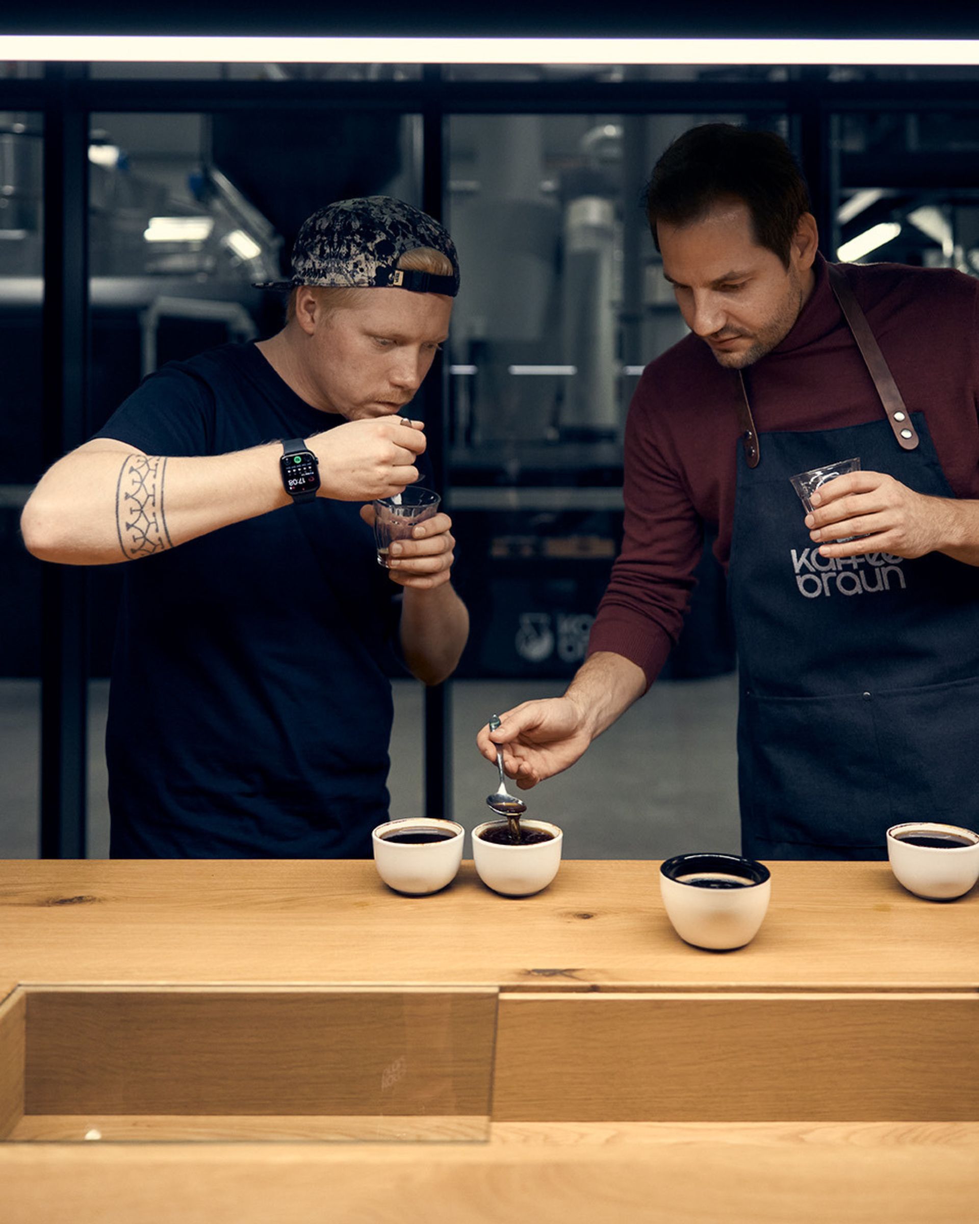 Zwei Kaffee-Braun-Mitarbeiter bei der Verkostung von frisch geröstetem Kaffee im Cupping