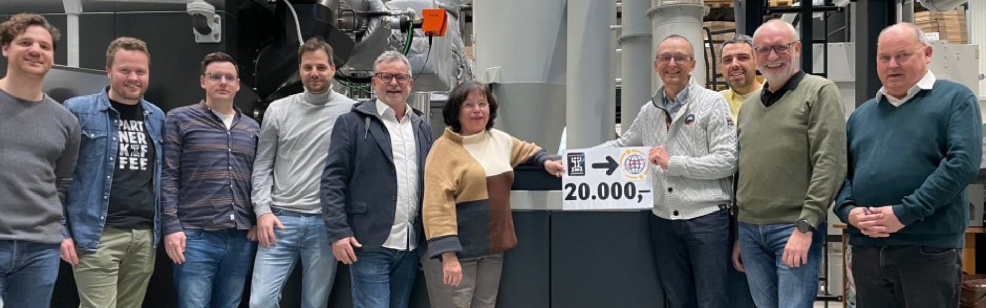 Spendenübergabe vor dem Röster von von Kaffee Braun mit Geschäftsführern von Kaffee Braun und Mitgliedern von Partnerkaffee und Weg der Hoffnung