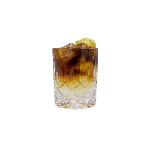 Cold Brew Spicy Ginger im Glas mit Eiswürfeln, garniert mit Ingwerscheiben
