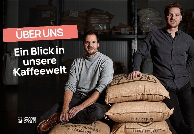 Oliver und Jonas Braun im Porträt vor dem Über-uns-Video