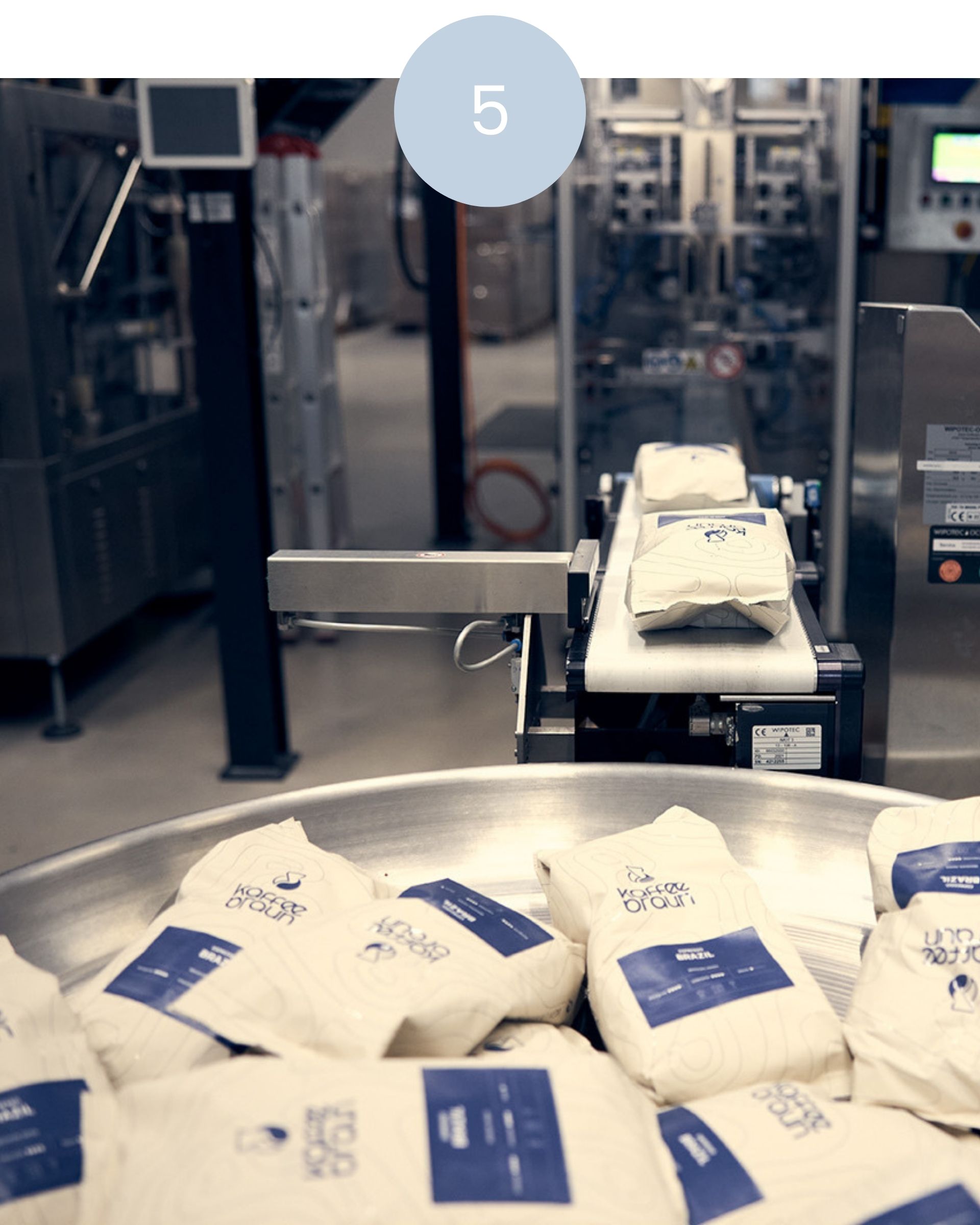Frisch geröstete Kaffeebohnen werden röstfrisch in Beutel verpackt