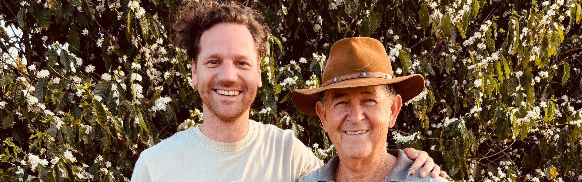 Oliver Braun mit Kaffeeproduzenten auf einer Plantage in Brasilien