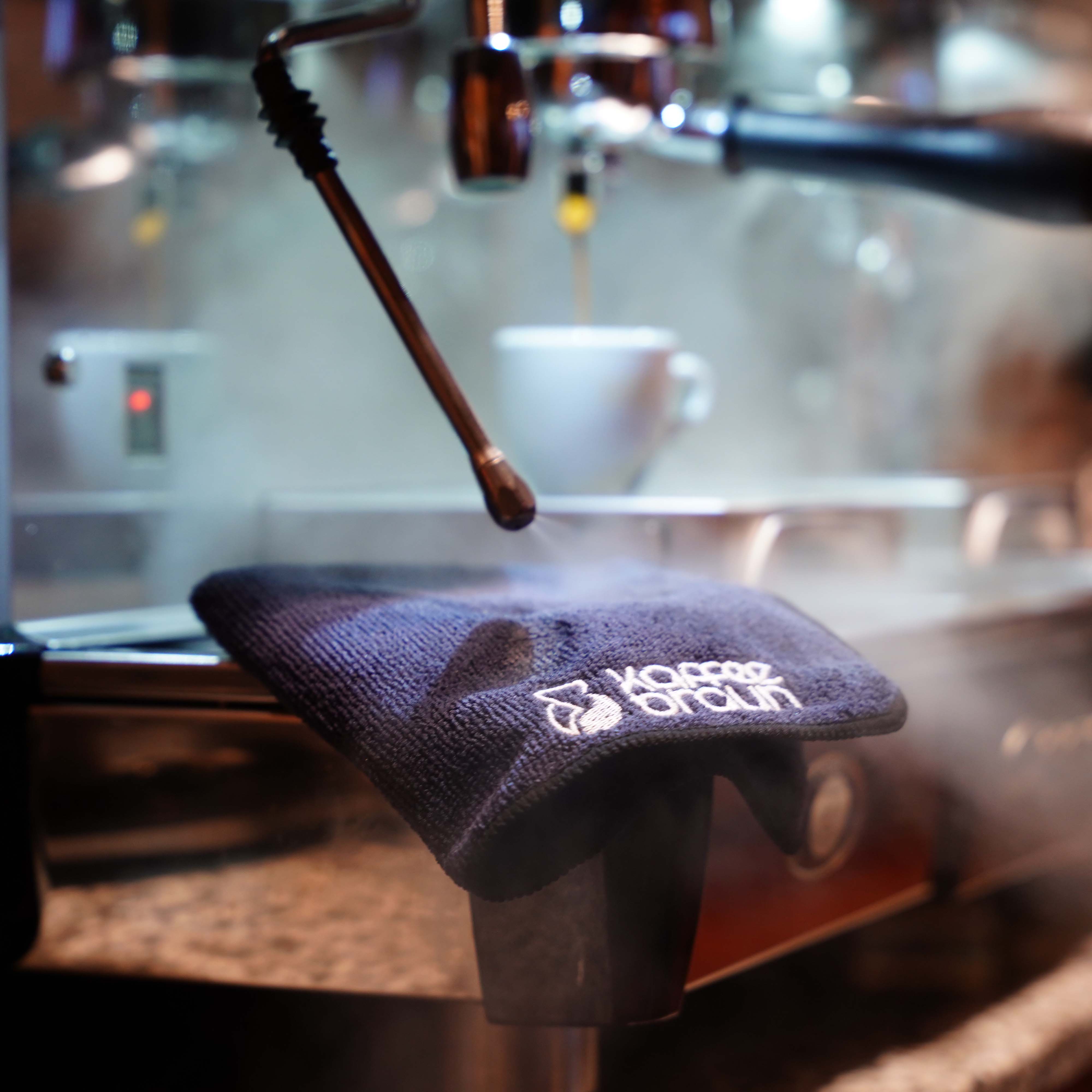 blaues Barista Microfasertuch unter Dampflanze blaues Barista Microfasertuch unter Dampflanze