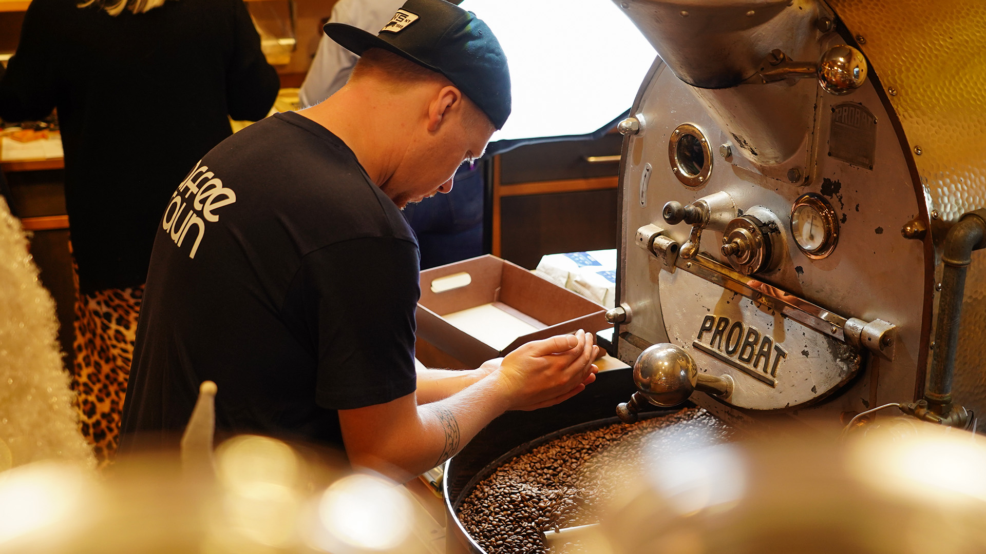 Röstmeister René am traditionellen Ladenröster bei der Veredelung hochwertiger Kaffees.