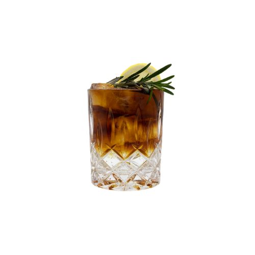 Cold Brew Tonic im Glas mit Eiswürfeln, garniert mit Zitronenscheibe und Rosmarinzweig