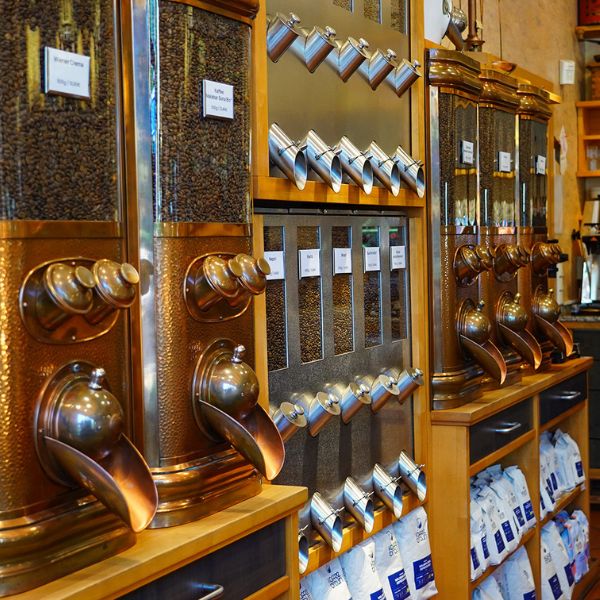 Kaffeeschütten im Röstereiverkauf Mainaschaff
