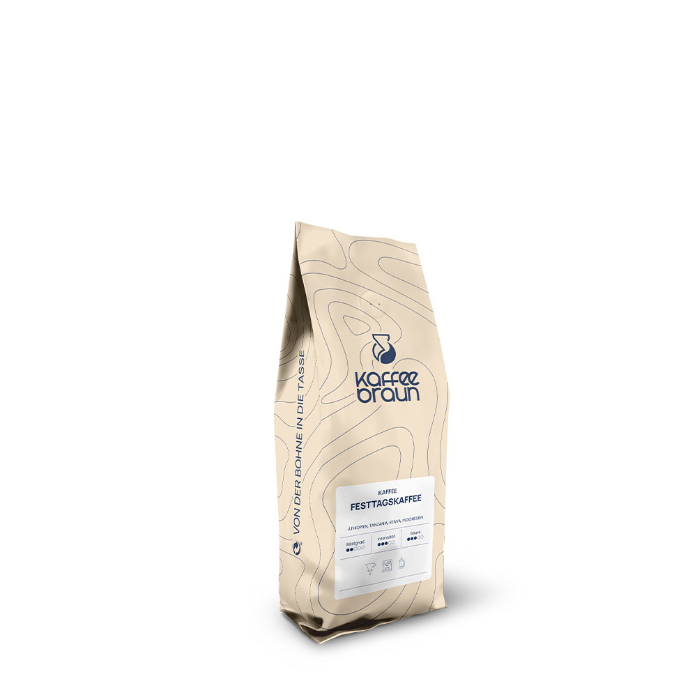 Festtagskaffee beiger Schlauchbeutel mit Etikett, Logo und blauen Höhenlinien - Festtagskaffee