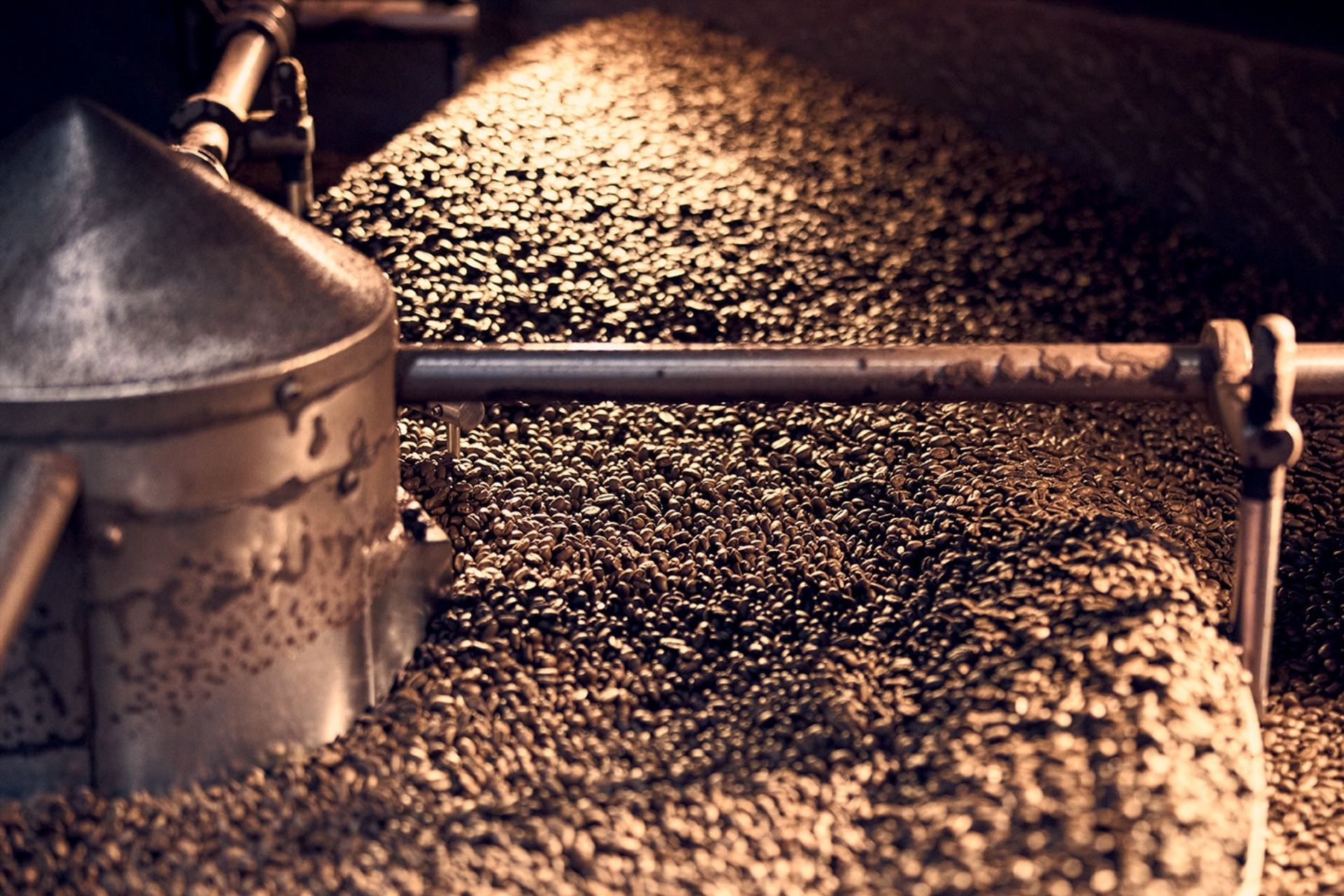 Kaffeebohnen in der Trommel beim schonenden Röstvorgang bei Kaffee Braun