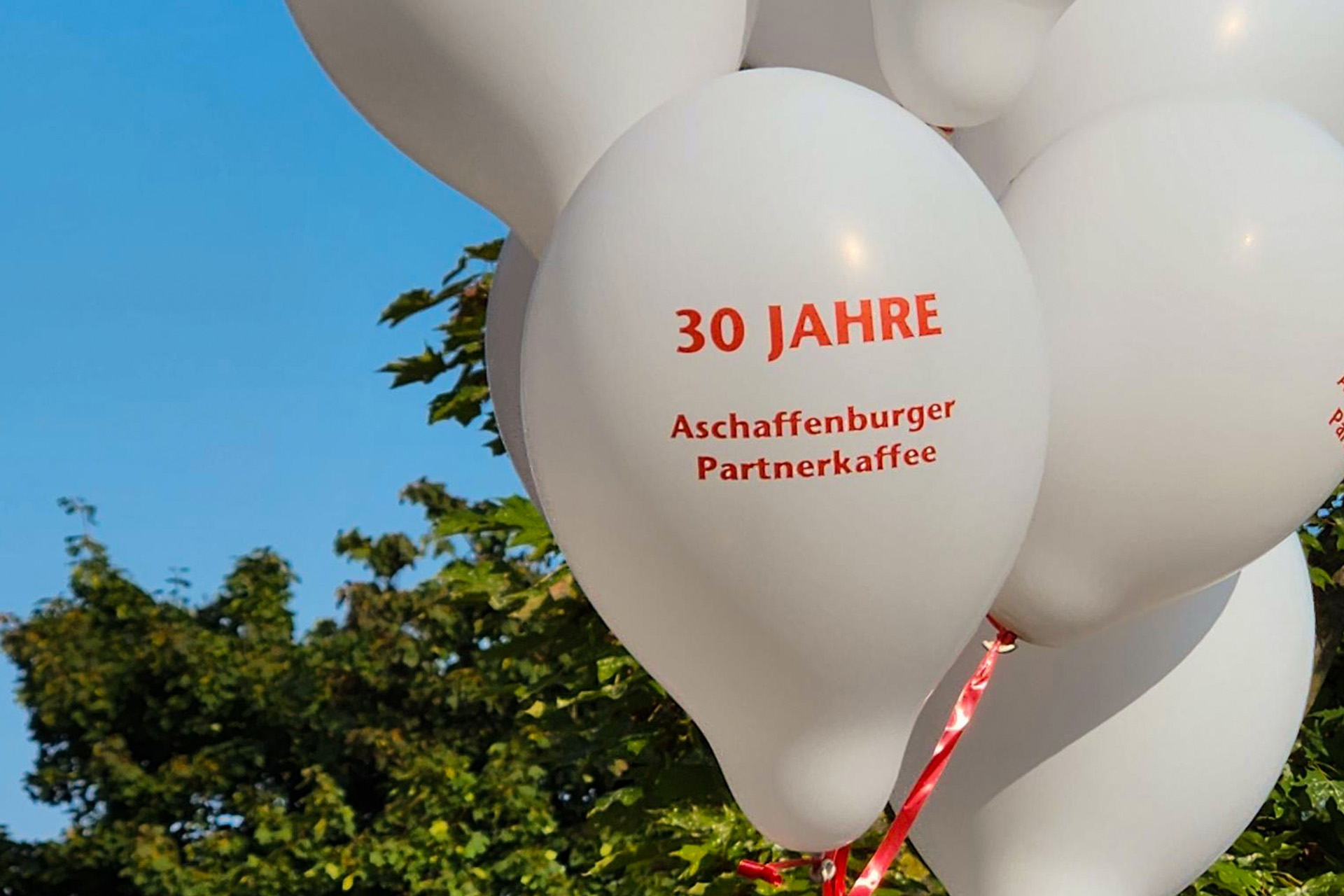 Luftballons mit dem Schriftzug 30 Jahre Partnerkaffee