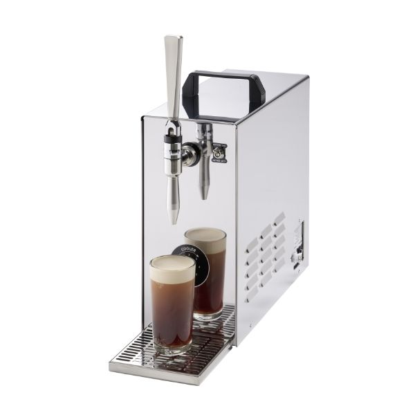 Silbernes Nitro-Zapfgerät mit Zapfhahn und zwei Gläsern Cold Brew Coffee