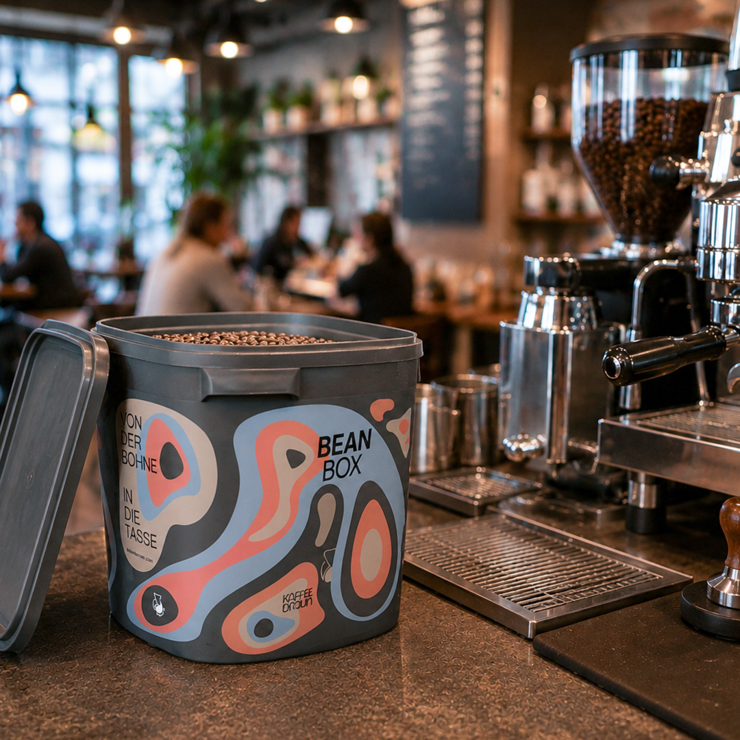 BeanBox Pfandeimer von Kaffee Braun in einem Café- und Gastronomieumfeld als nachhaltige Lösung für die Kaffeeversorgung.